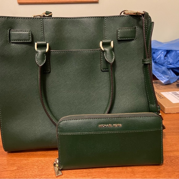 Michael Kors forest green wallet and purse - Picture 4 of 5